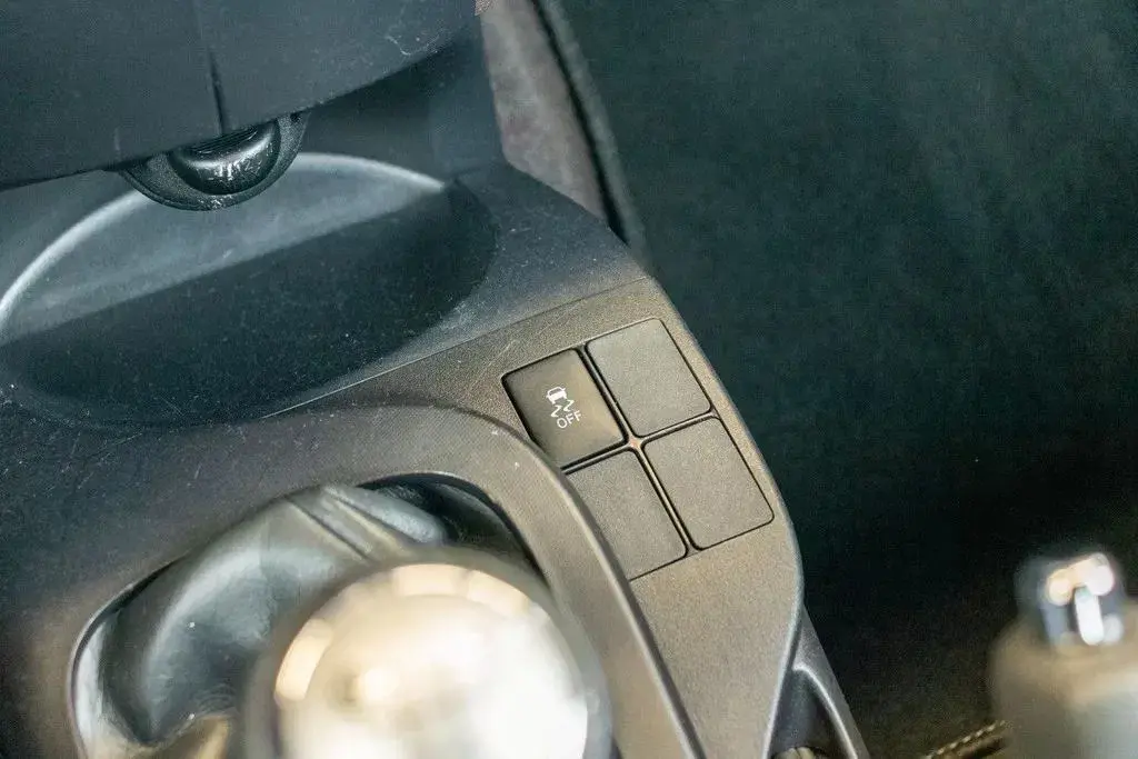 Toyota iQ 1.0 VVT-i 2 EP+NAVI+Bluetooth 15