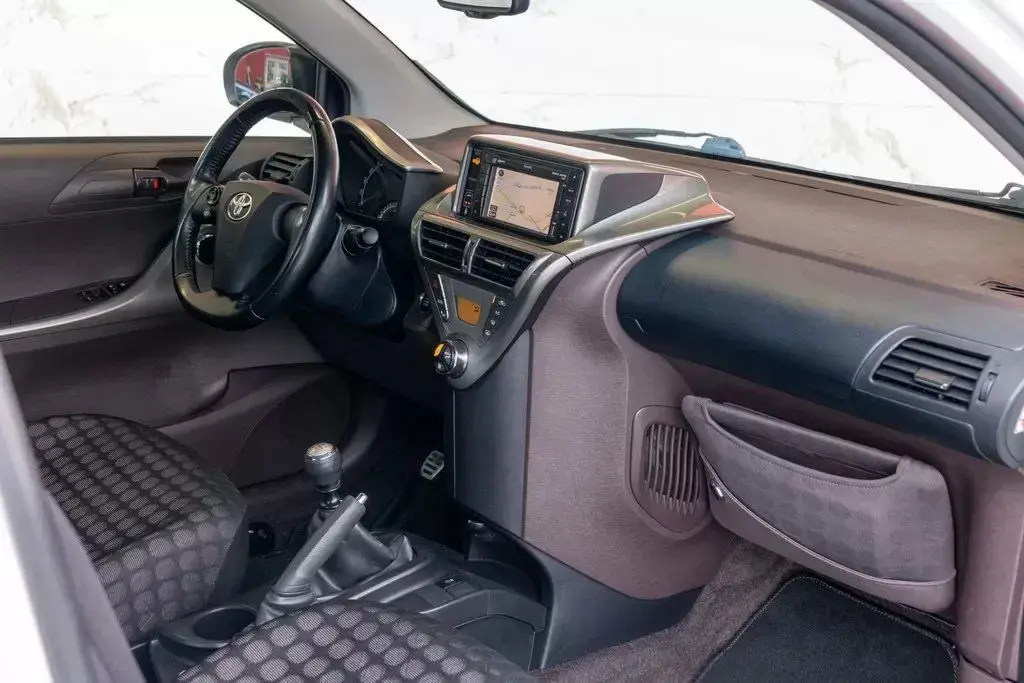 Toyota iQ 1.0 VVT-i 2 EP+NAVI+Bluetooth 17