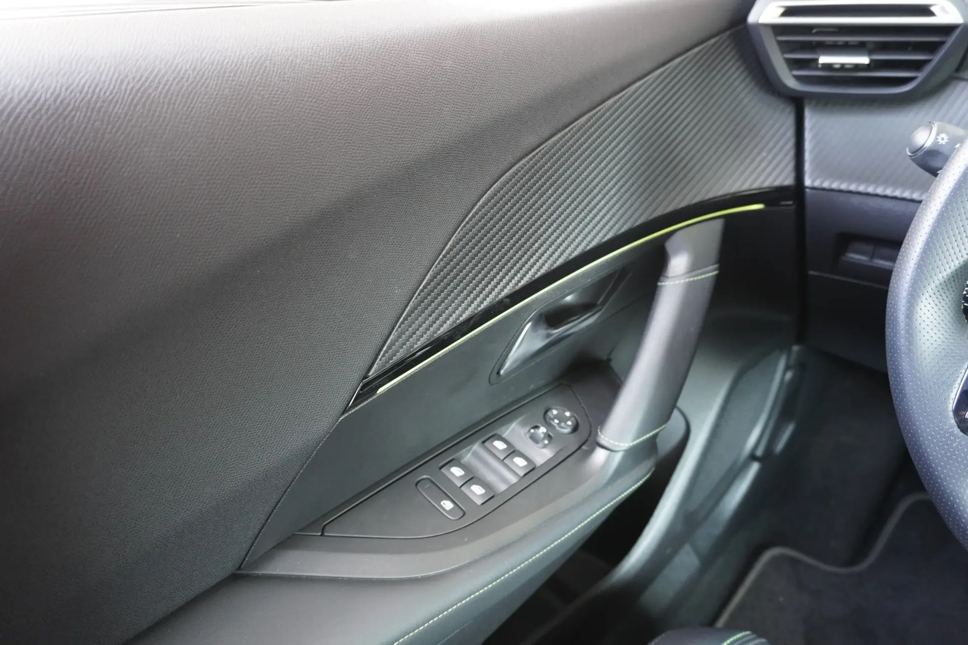 Peugeot 2008 1.2 PureTech GT EAT8 9