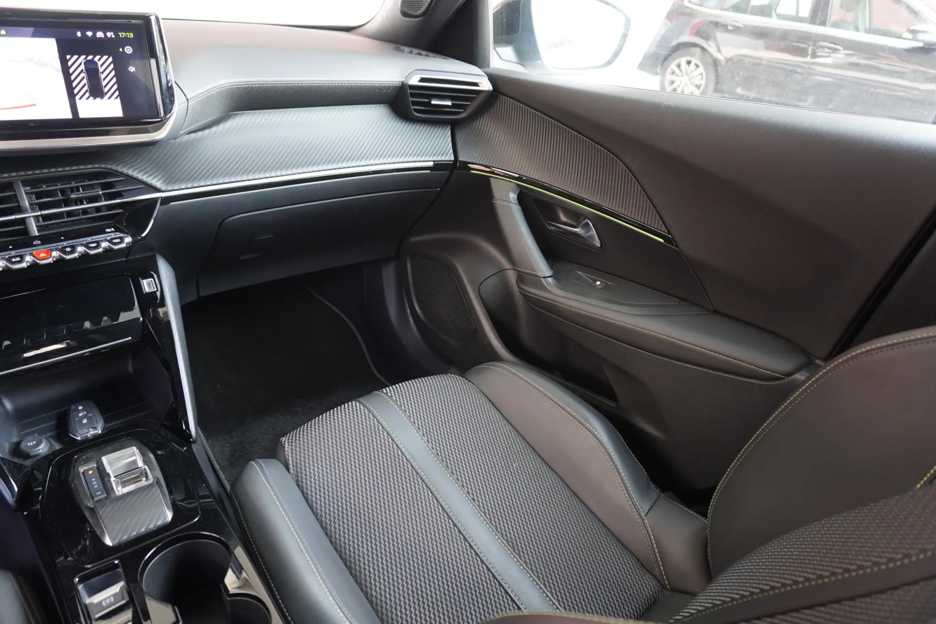 Peugeot 2008 1.2 PureTech GT EAT8 13