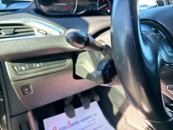 Peugeot 2008 1.2 PureTech Signature 17