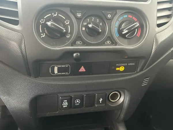 Mitsubishi L200 2.4 DI-D Club Invite 4WD 9