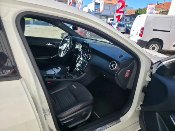 Mercedes-Benz A 180 d AMG Line 10