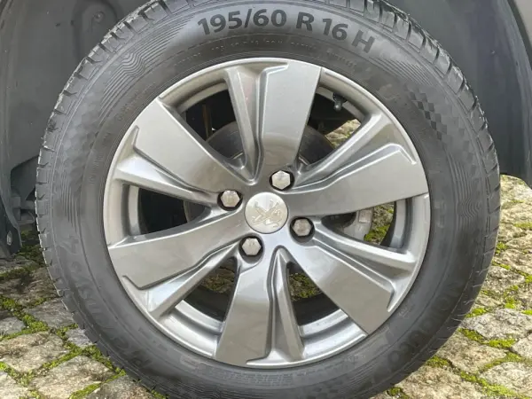 Peugeot 2008 1.2 PureTech Signature 22