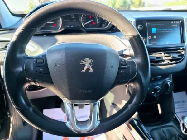 Peugeot 2008 1.2 PureTech Signature 10