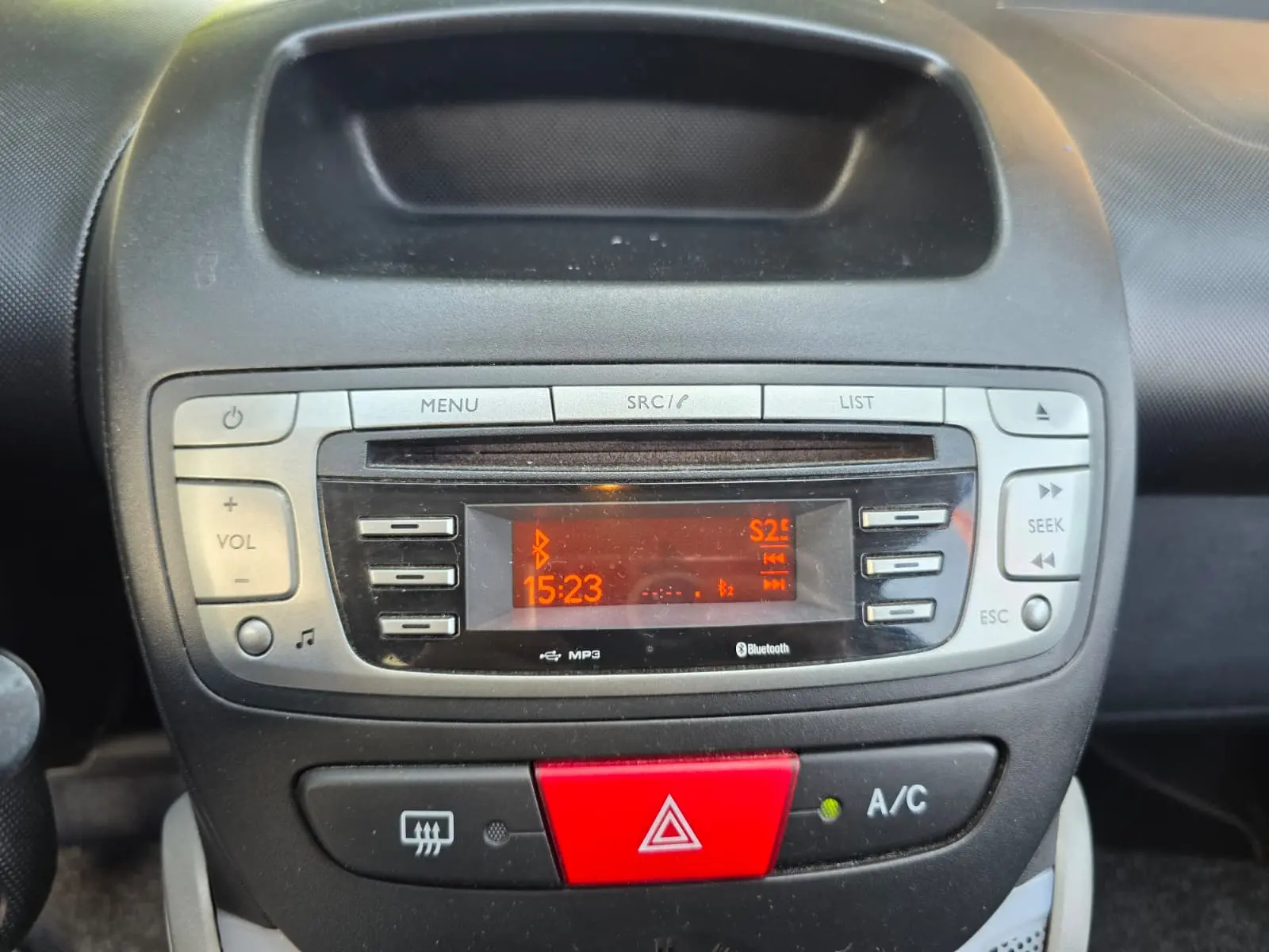 Peugeot 107 1.0 SE Envy 11