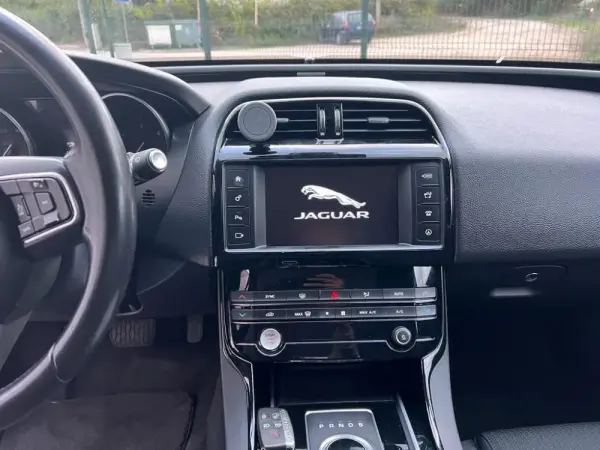 Jaguar XE 2.0 D Prestige 12
