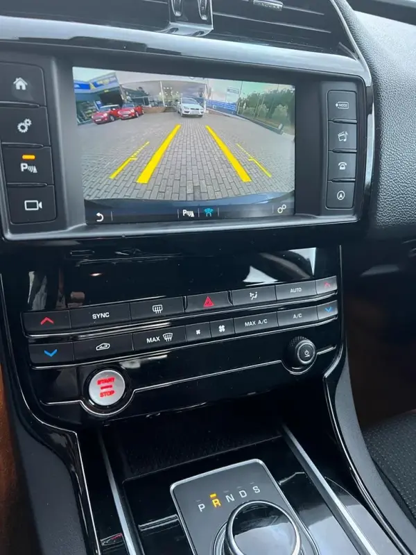 Jaguar XE 2.0 D Prestige 13