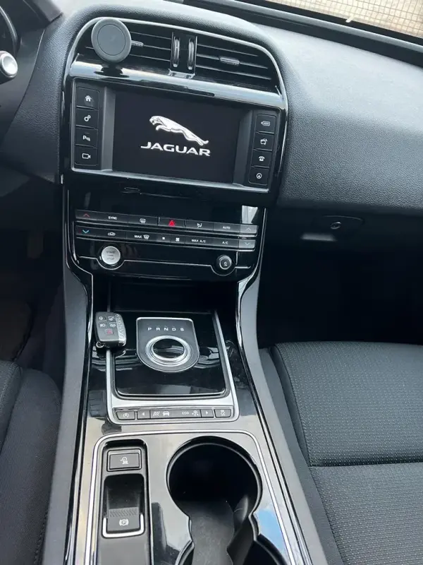 Jaguar XE 2.0 D Prestige 14