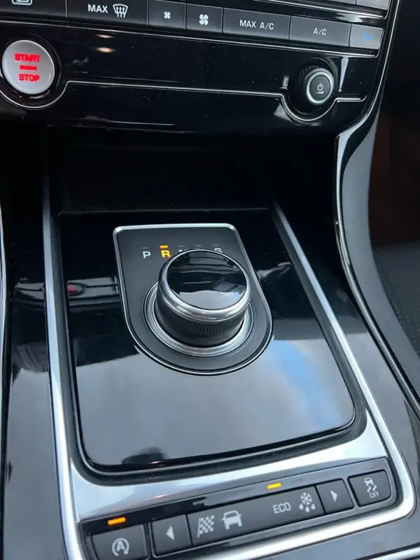 Jaguar XE 2.0 D Prestige 15