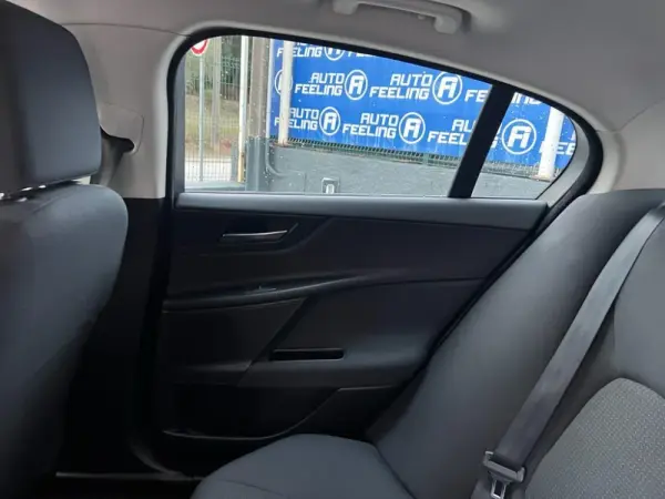 Jaguar XE 2.0 D Prestige 19
