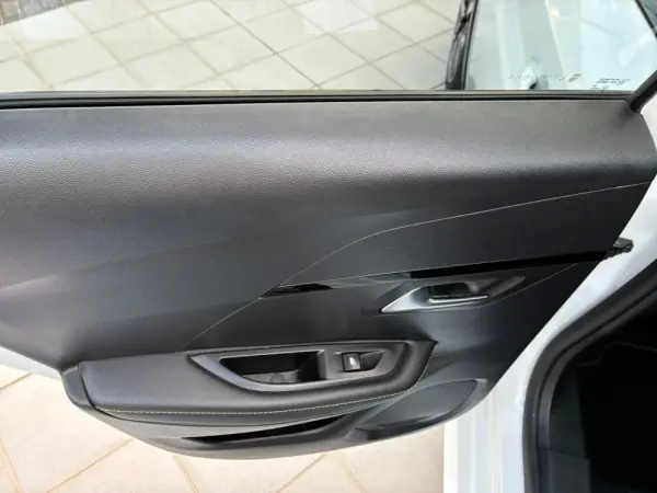 Peugeot e-208 50 kWh GT Line 11
