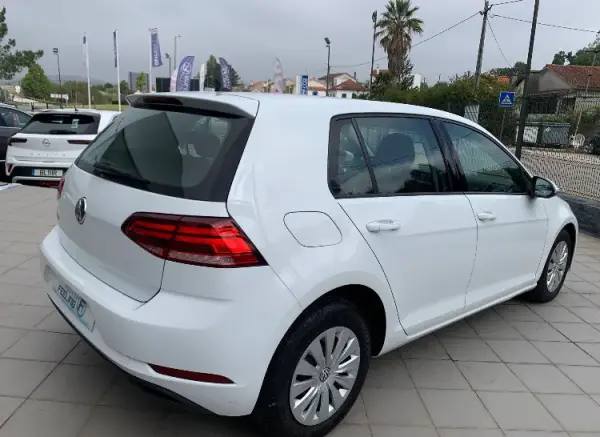 Volkswagen Golf 1.6 TDI Confortline 4