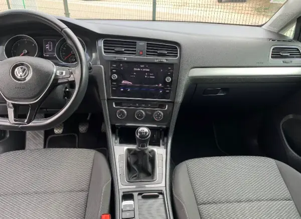 Volkswagen Golf 1.6 TDI Confortline 8