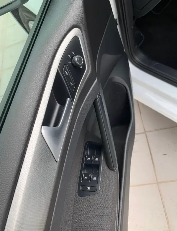 Volkswagen Golf 1.6 TDI Confortline 10