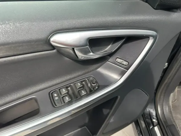 Volvo XC 60 2.0 D4 Momentum 11