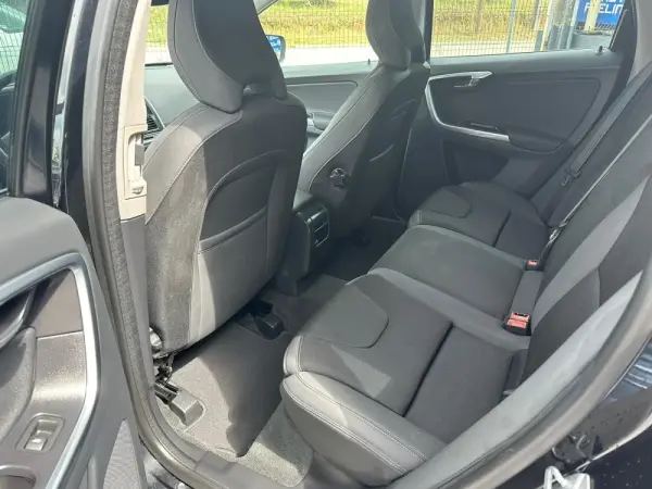 Volvo XC 60 2.0 D4 Momentum 19