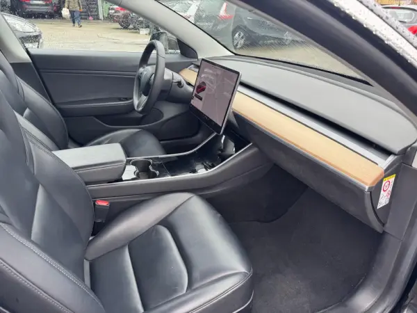 Tesla Model 3 Long-Range Dual Motor AWD 8