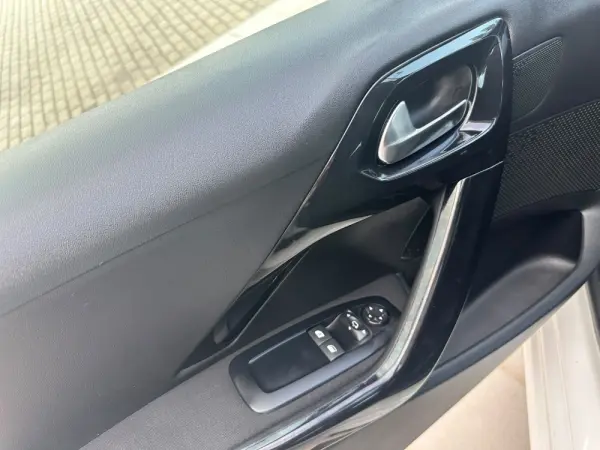 Peugeot 208 1.5 BlueHDi Signature 12