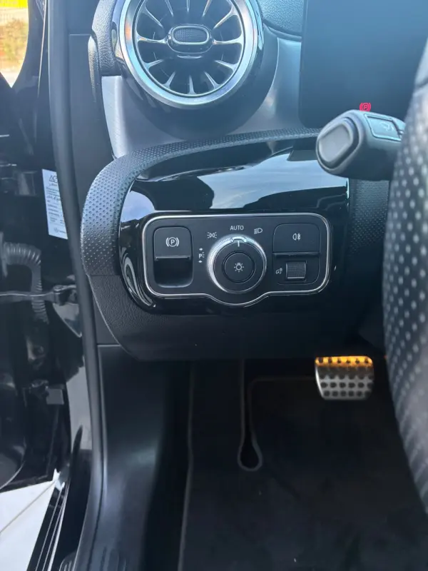 Mercedes-Benz A 250 E AMG Line 11