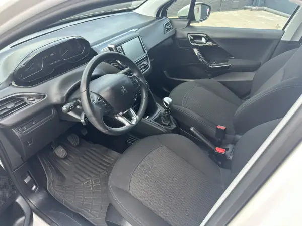 Peugeot 208 1.5 BlueHDi Signature 9