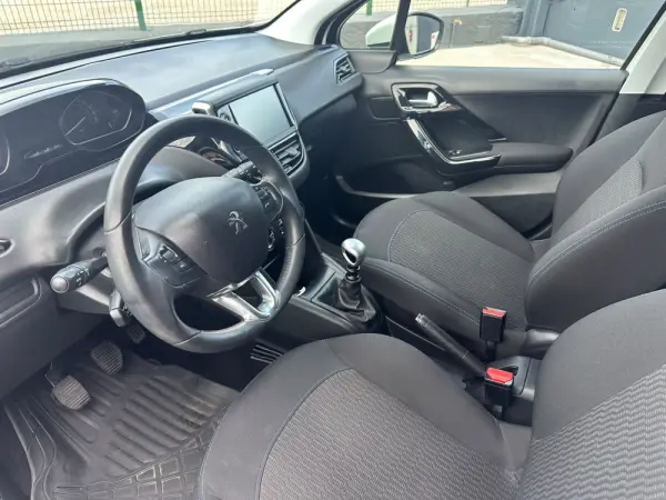 Peugeot 208 1.5 BlueHDi Signature 13
