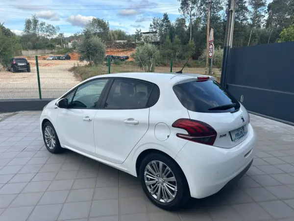 Peugeot 208 1.5 BlueHDi Signature 5