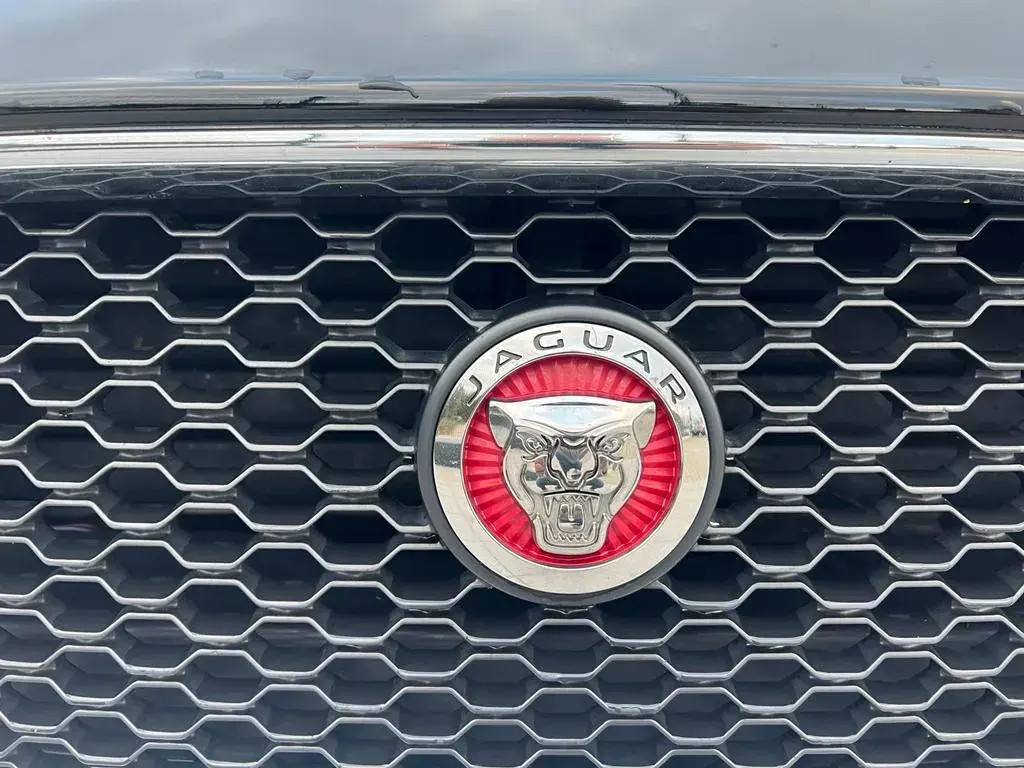 Jaguar XE 2.0 D Prestige 8