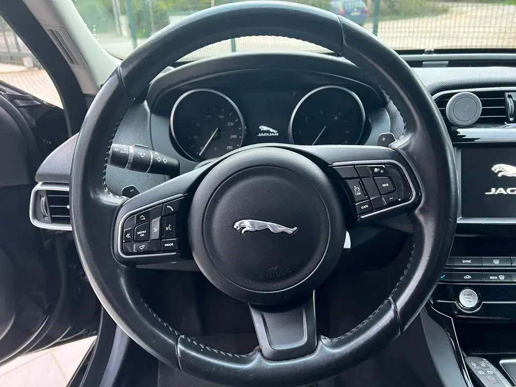 Jaguar XE 2.0 D Prestige 11