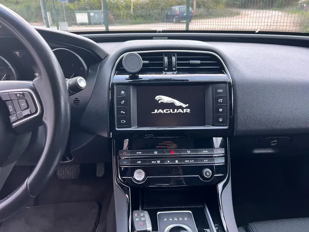 Jaguar XE 2.0 D Prestige 12
