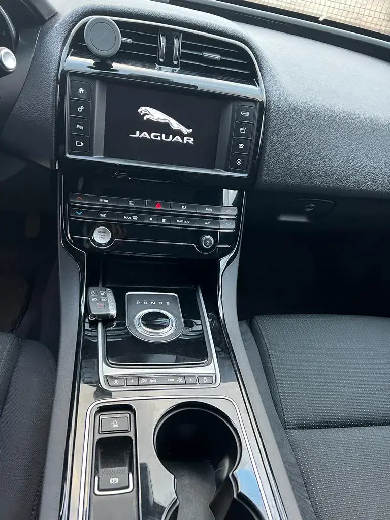 Jaguar XE 2.0 D Prestige 14