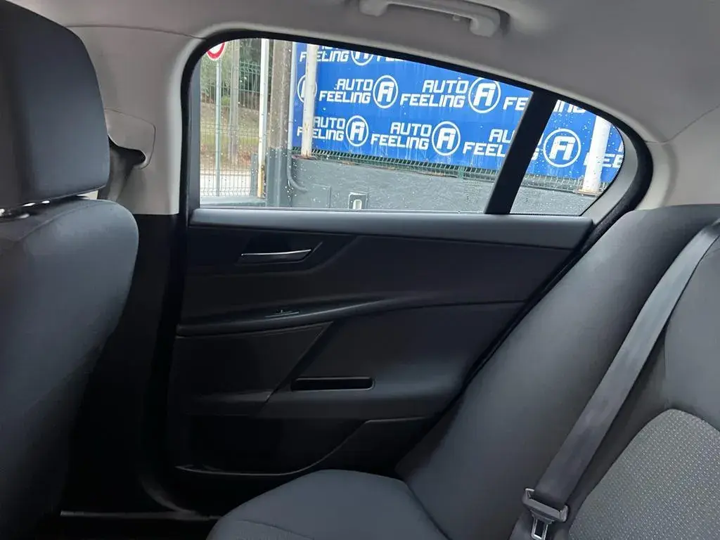 Jaguar XE 2.0 D Prestige 19