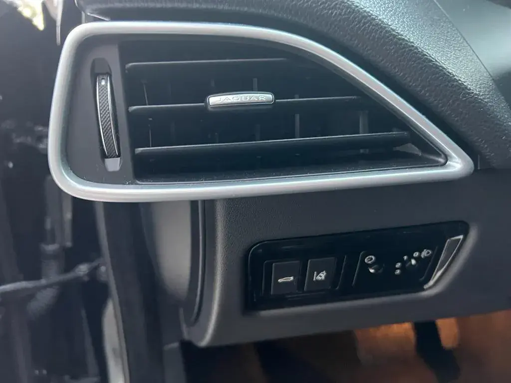 Jaguar XE 2.0 D Prestige 23