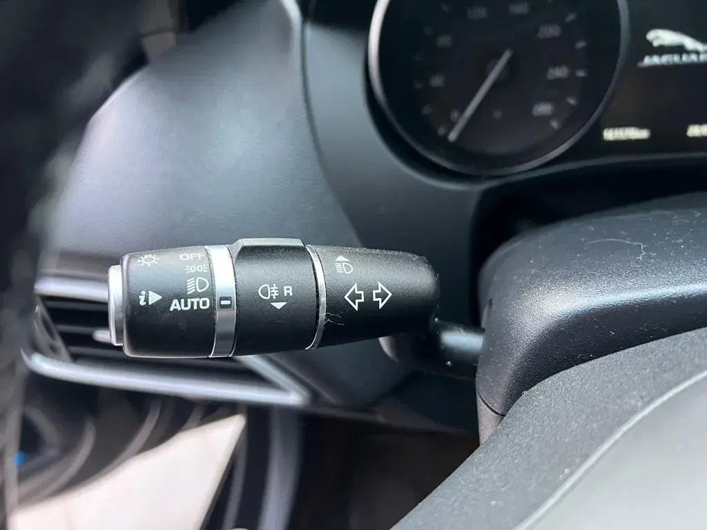 Jaguar XE 2.0 D Prestige 26