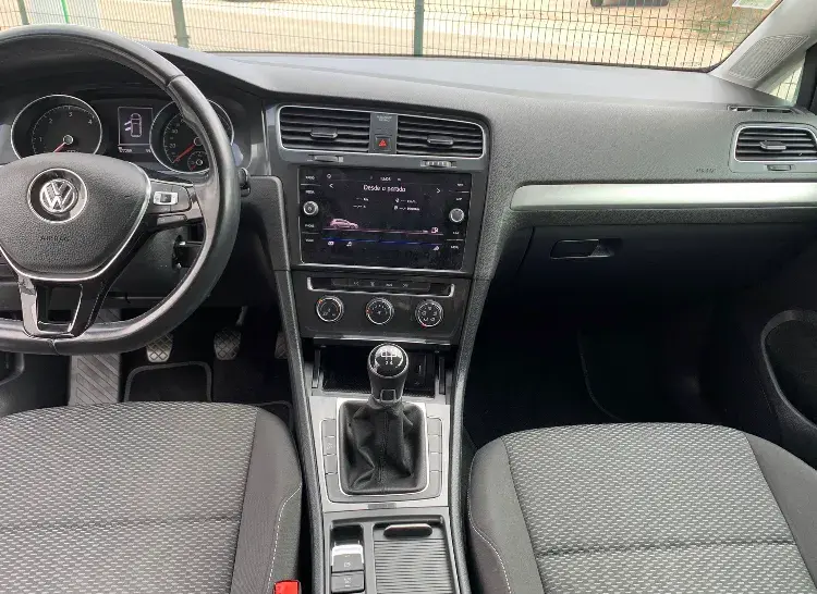 Volkswagen Golf 1.6 TDI Confortline 8