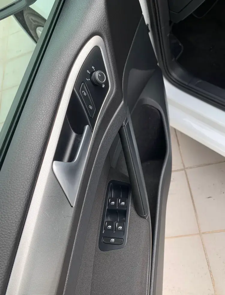 Volkswagen Golf 1.6 TDI Confortline 10