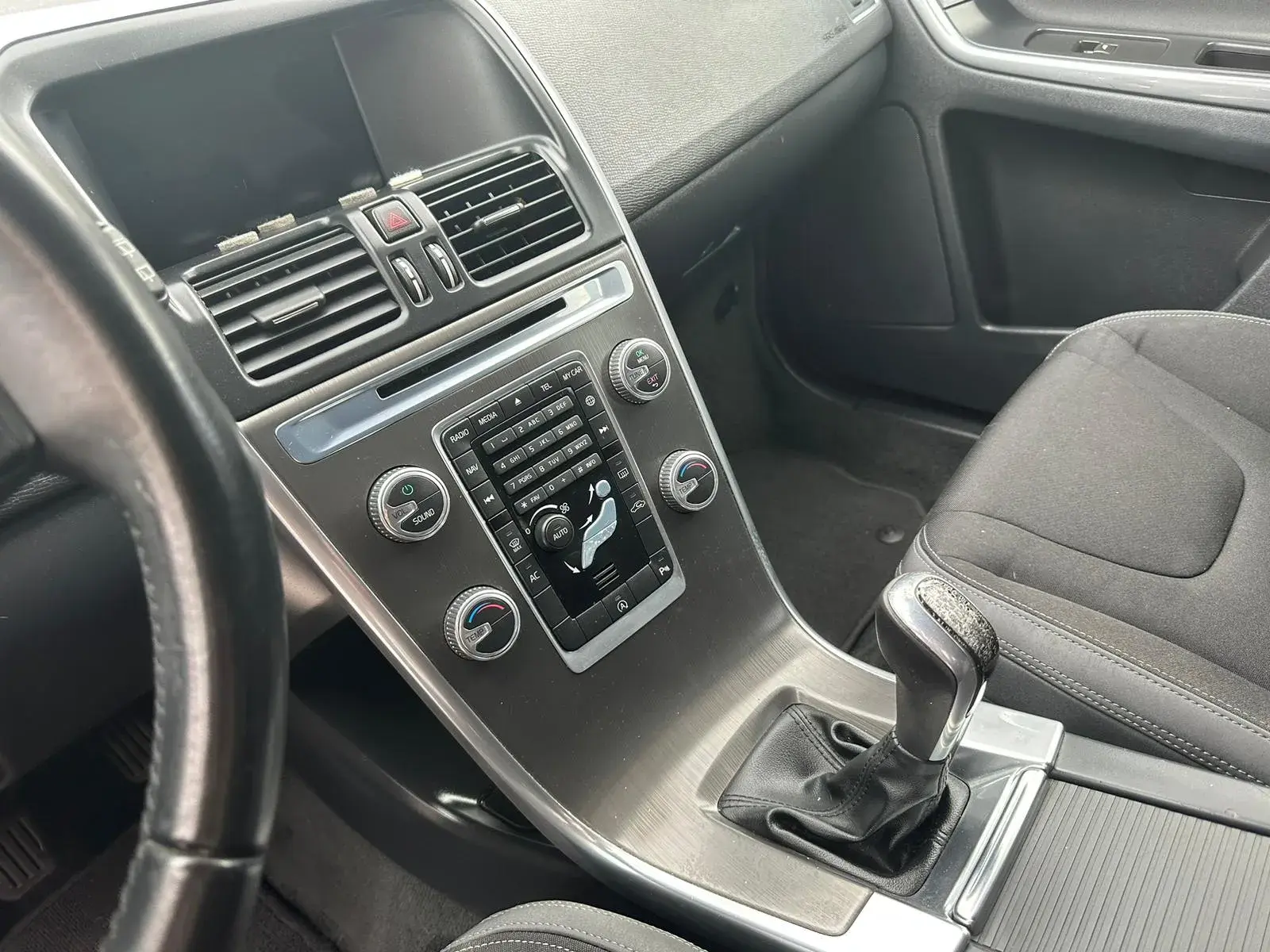 Volvo XC 60 2.0 D4 Momentum 17