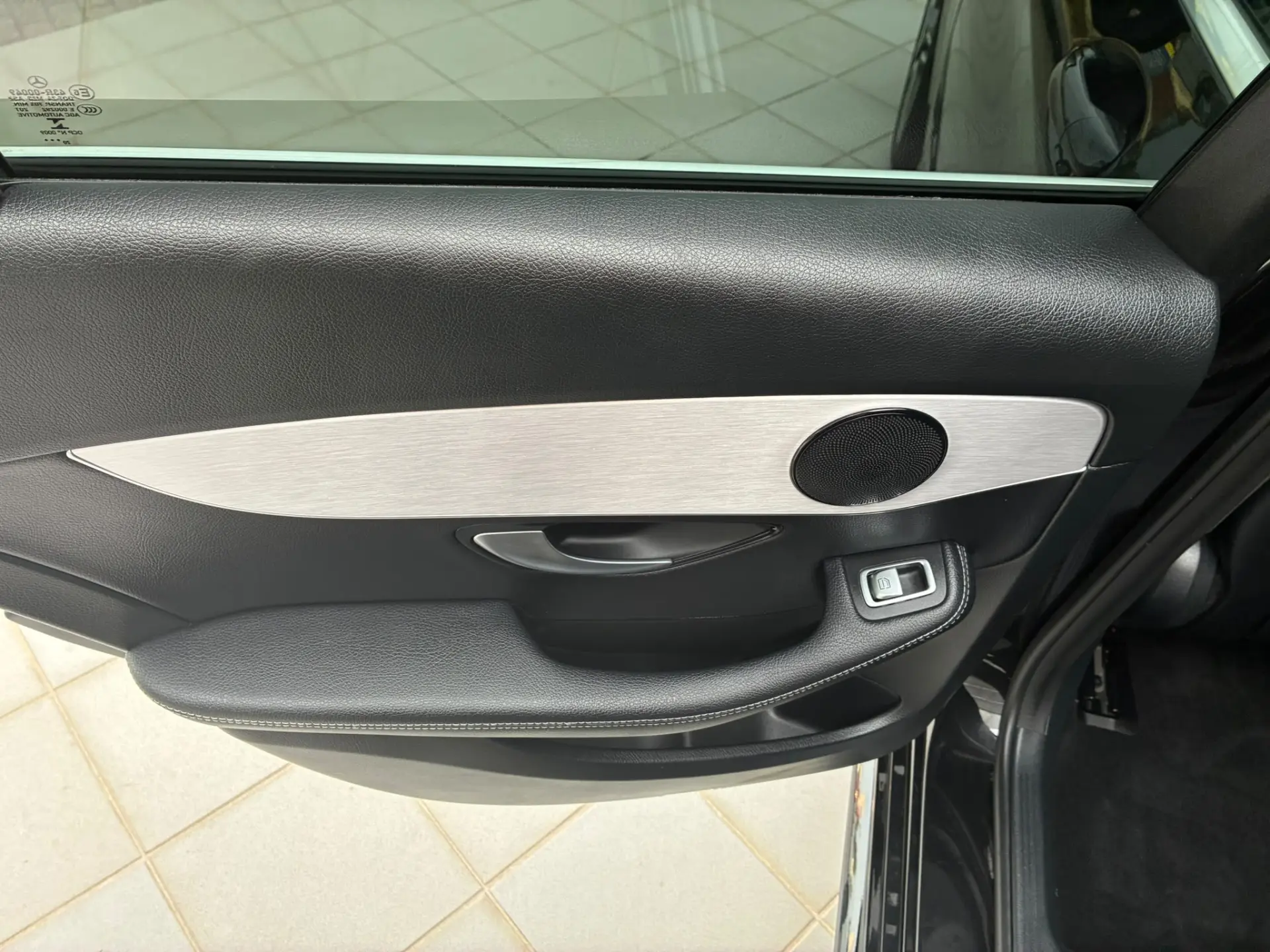 Mercedes-Benz C 300 C300 de hibrido plu-in 27