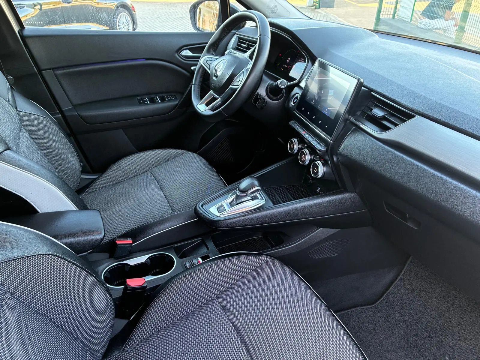Renault Captur 1.6 HYBRID E-TECH INTENS 31