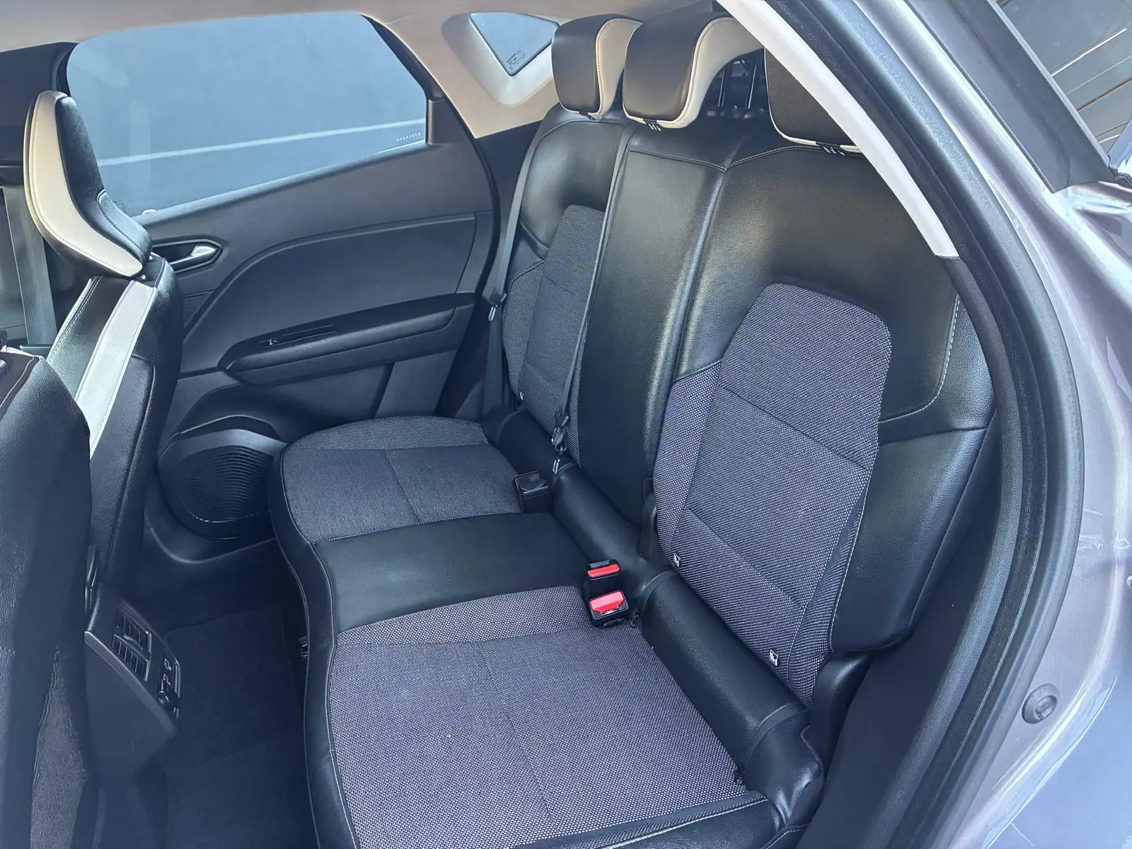 Renault Captur 1.6 HYBRID E-TECH INTENS 27