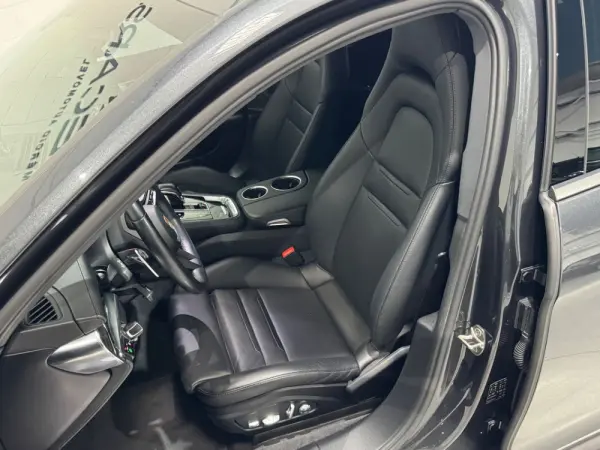 Porsche Panamera Sport Turismo 4 E-Hybrid 7