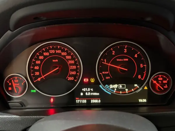 BMW 318 d Line Sport 6