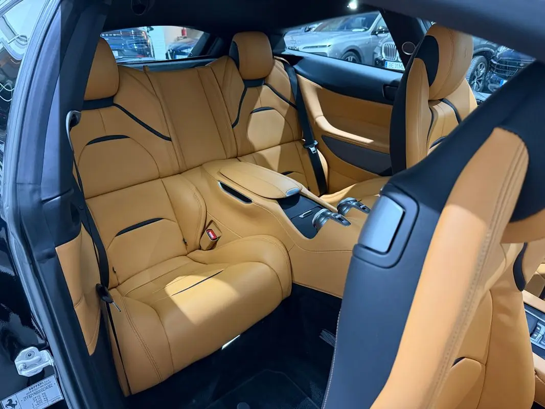 Ferrari GTC4 Lusso 34