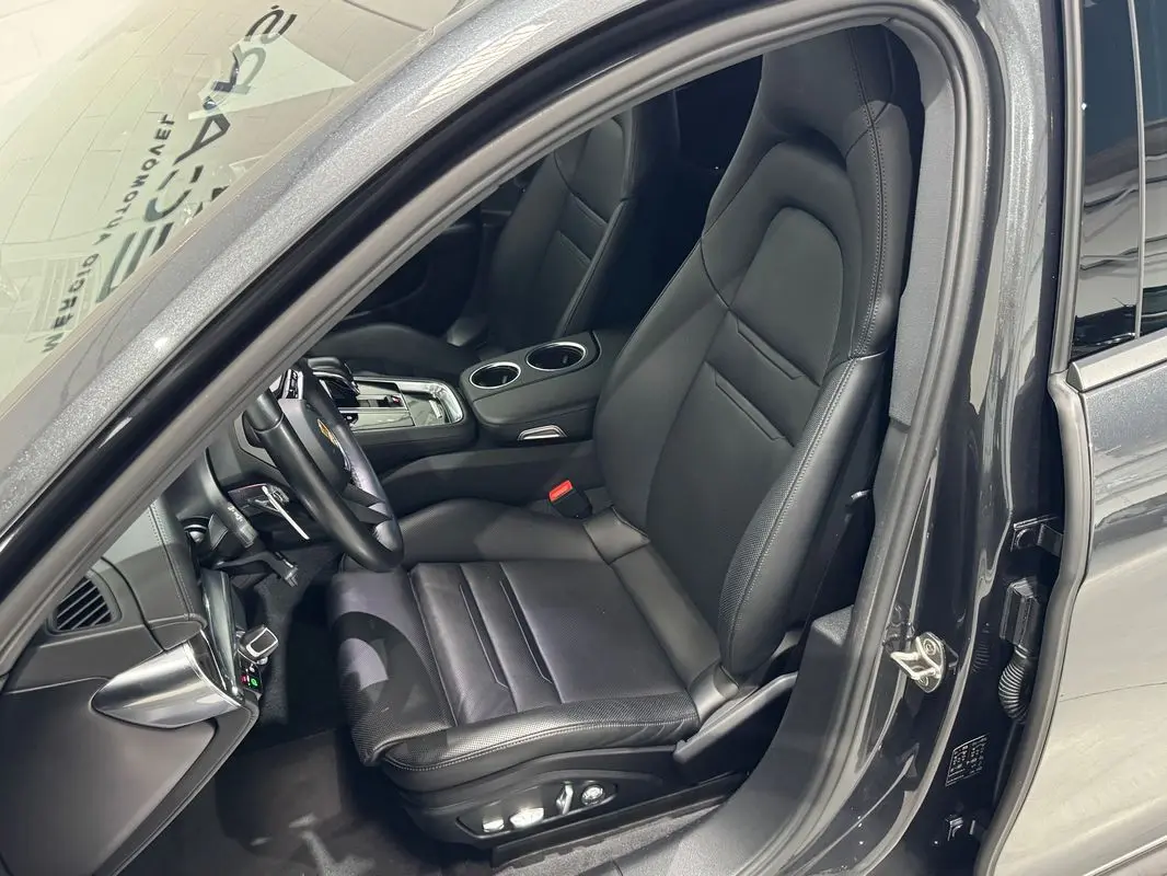 Porsche Panamera Sport Turismo 4 E-Hybrid 7