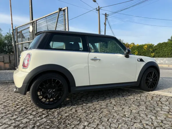 MINI 3 Portas One D 4