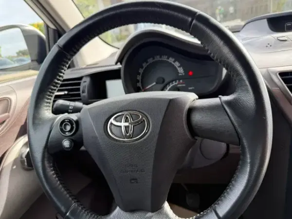 Toyota iQ 1.4 D-4D 2 11