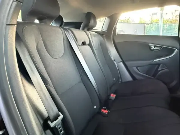 Volvo V40 2.0 D2 Momentum 12