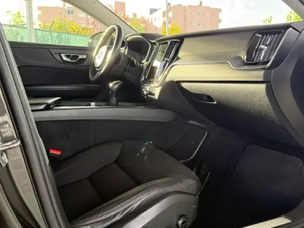 Volvo V60 2.0 D3 Momentum Plus 12