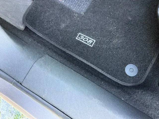 Peugeot 308 1.6 e-HDi Allure 11