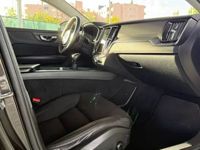 Volvo V60 2.0 D3 Momentum Plus 12